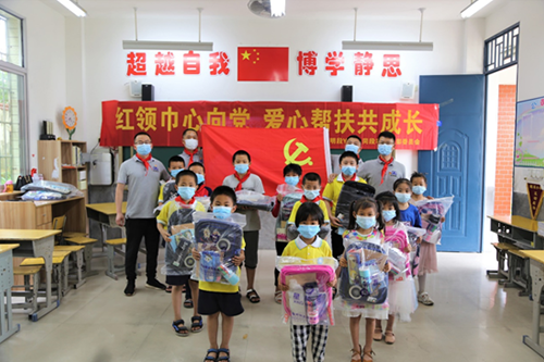 紅領(lǐng)巾心向黨，愛(ài)心幫扶共成長(zhǎng)，開(kāi)展愛(ài)心助學(xué)捐贈(zèng)活動(dòng)
