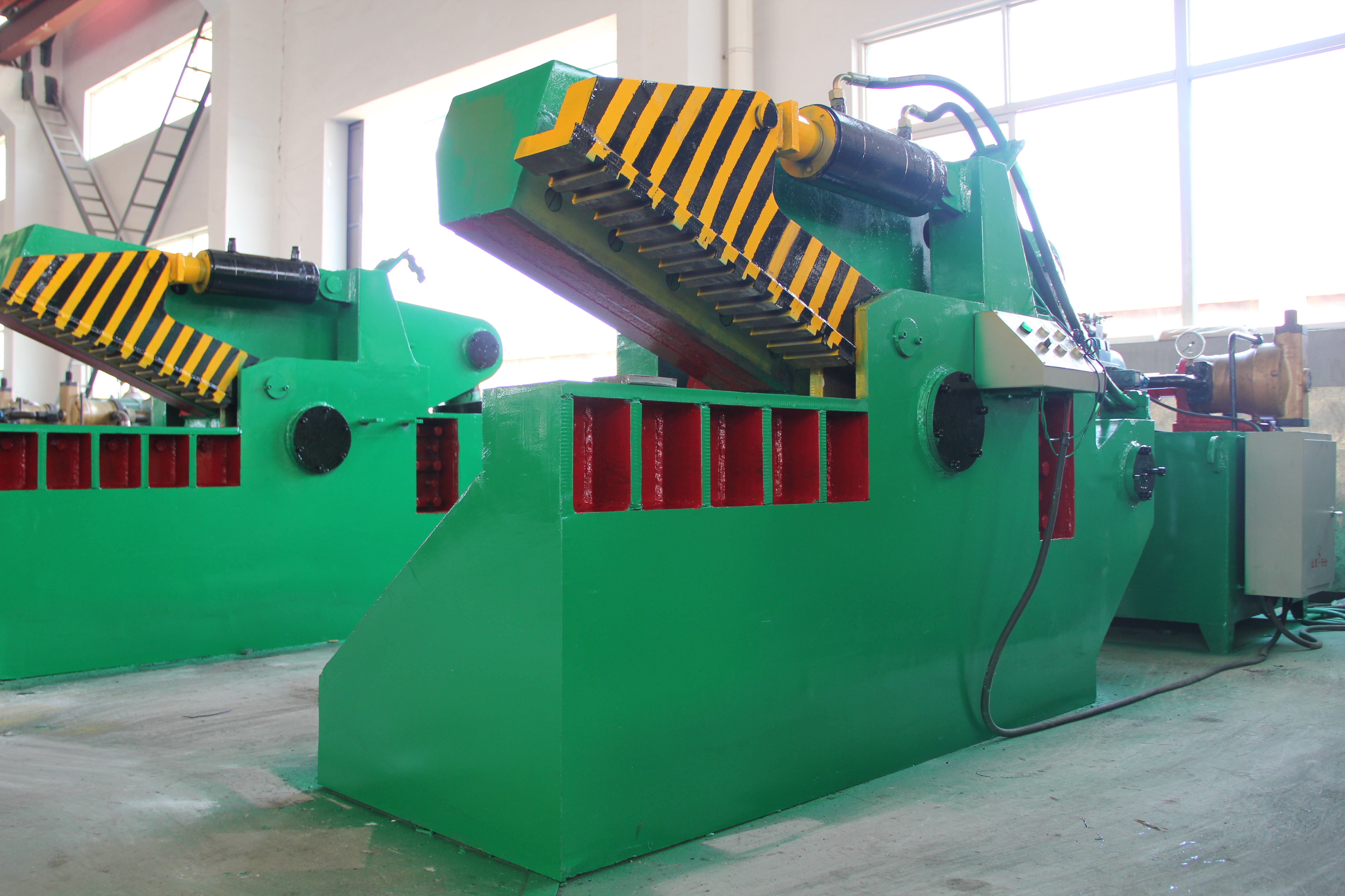 鱷魚(yú)式剪切機(jī)介紹